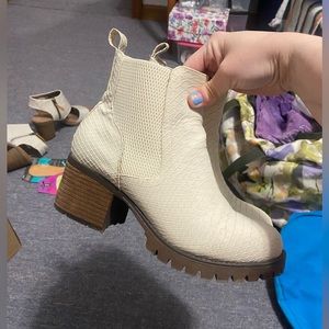 🤍 MIA Snakeskin Booties!